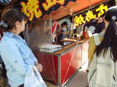 行列のできる広島焼き屋