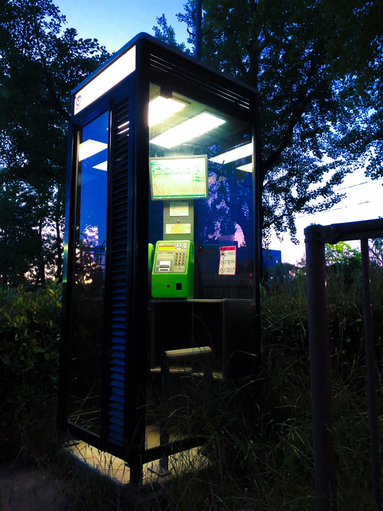 電話ボックスで夜が明けるまで〜