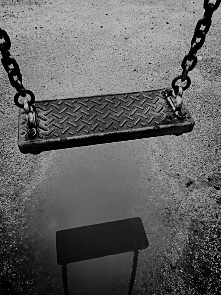 雨上がりのブランコ
