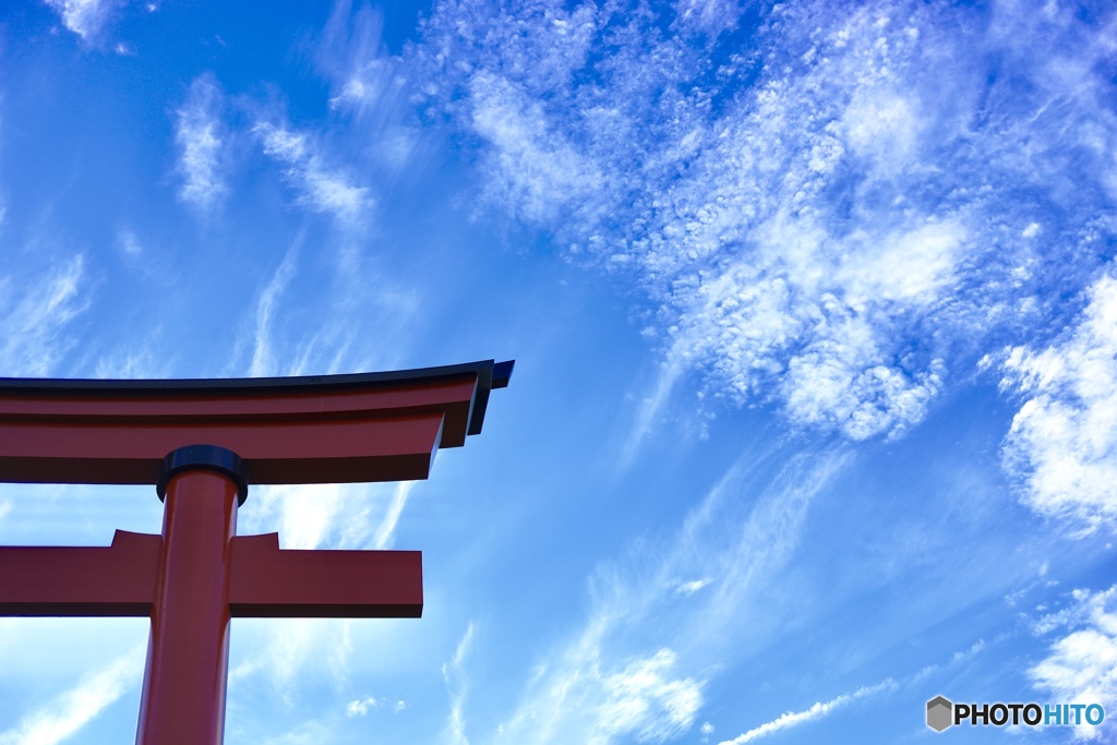 鳥居と空と雲