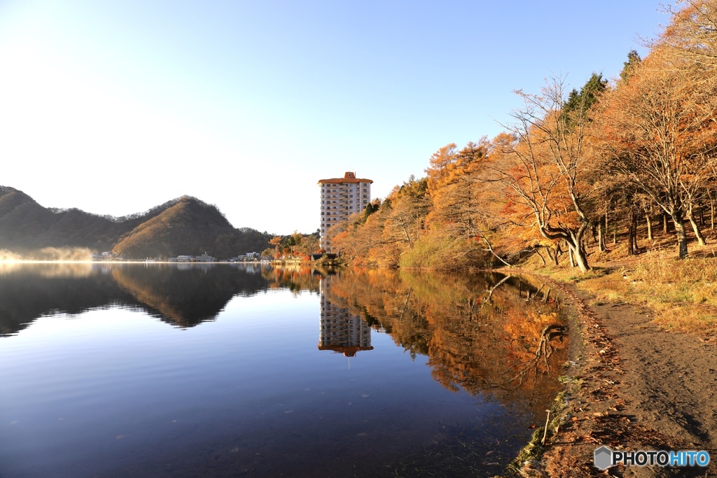 朝の湖畔