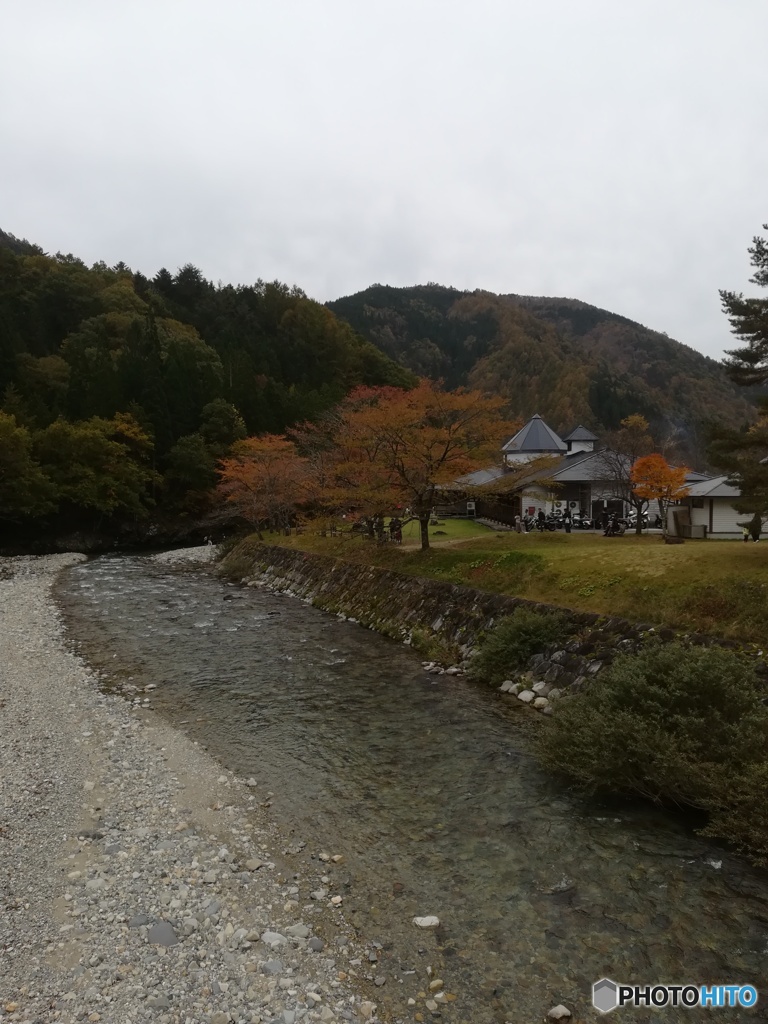 紅葉と山と川