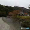 紅葉と山と川