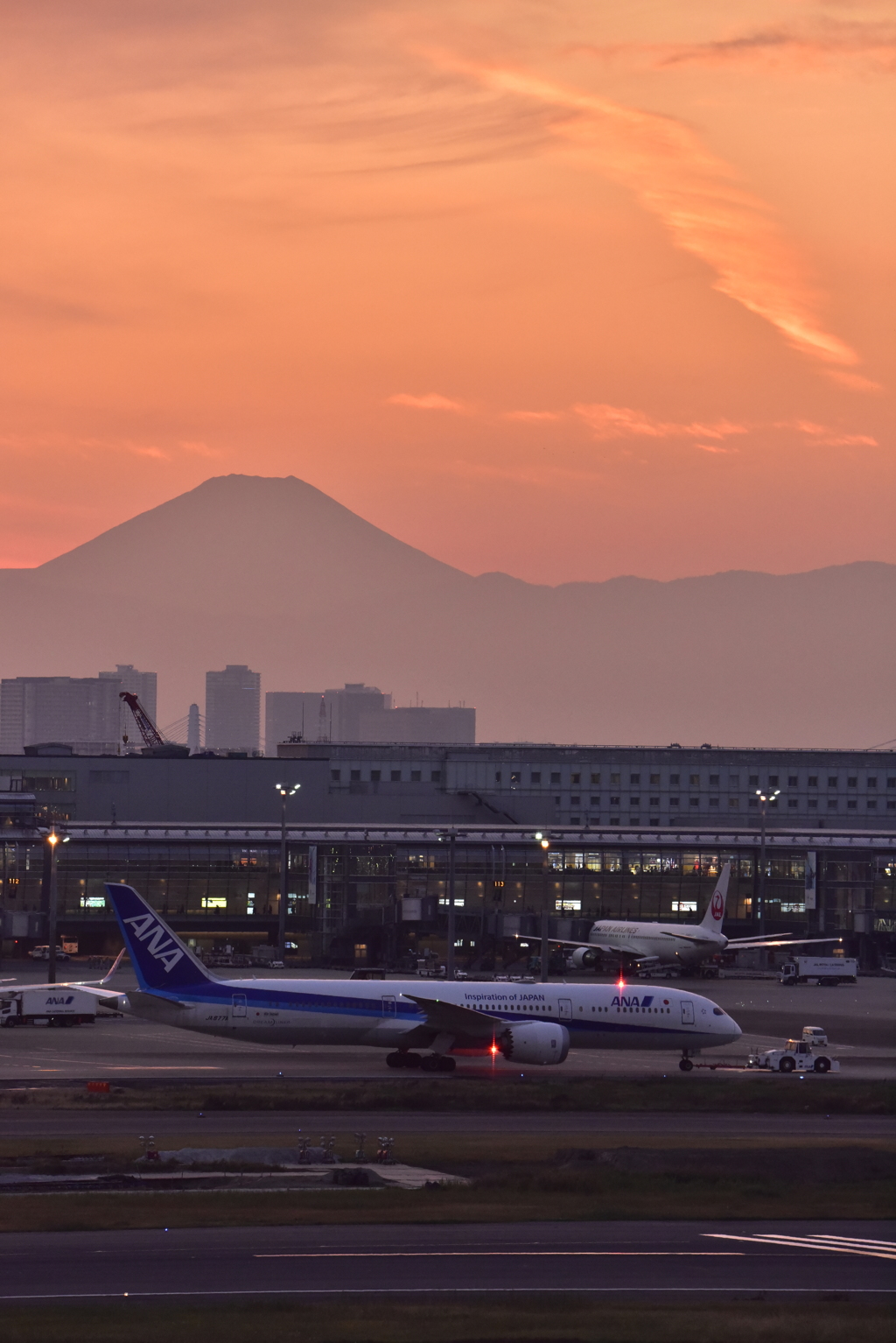 羽田空港夕景の富士