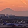 羽田空港夕景の富士