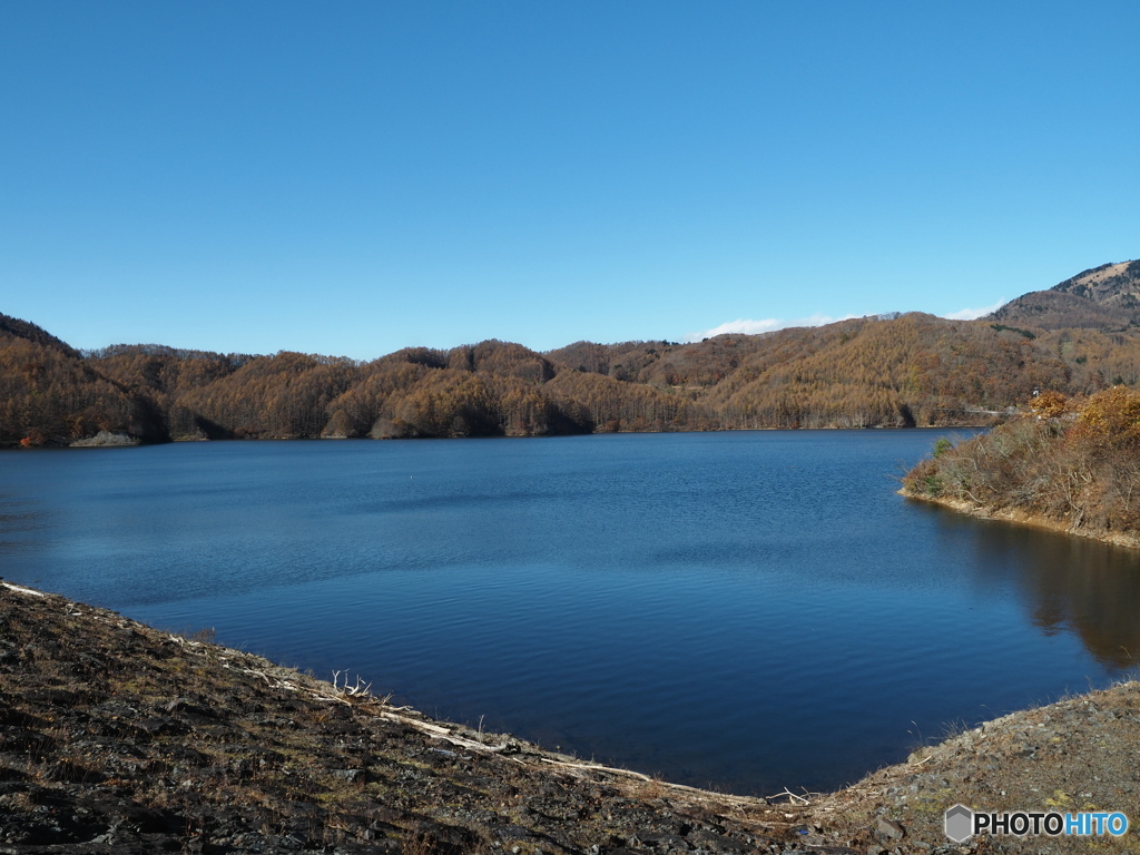 静寂なダム湖