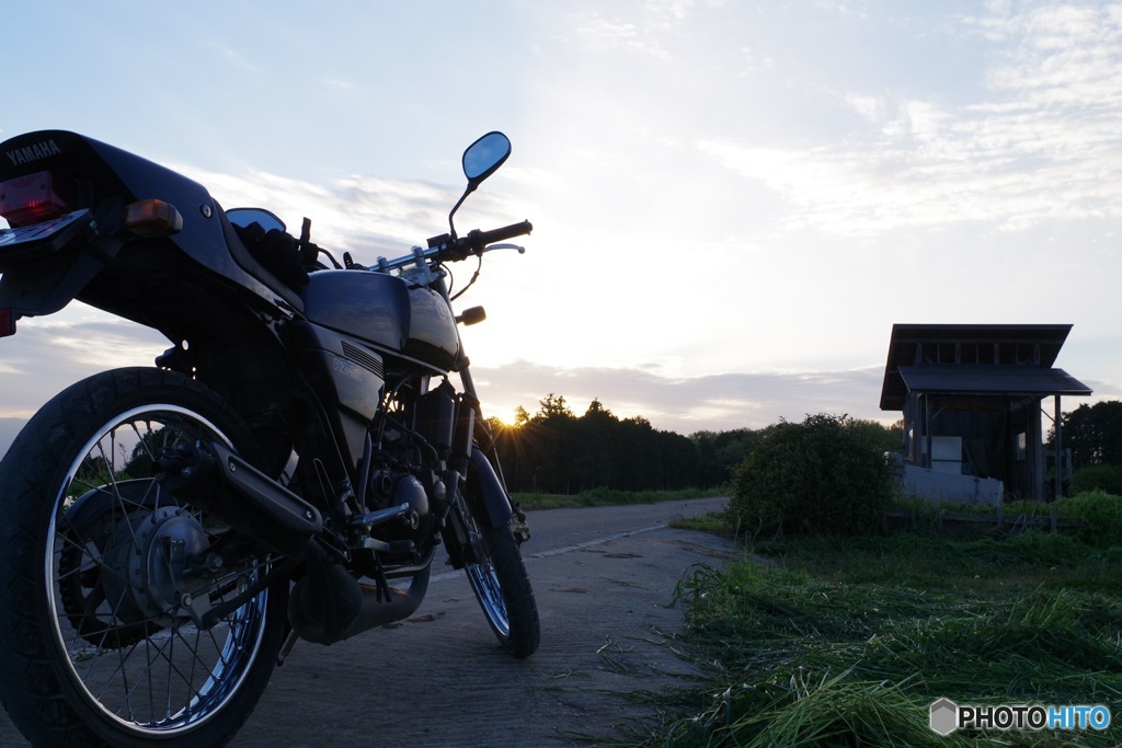 夕焼けとバイク