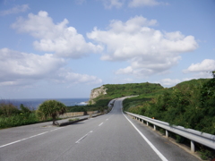 雲に延びる道路