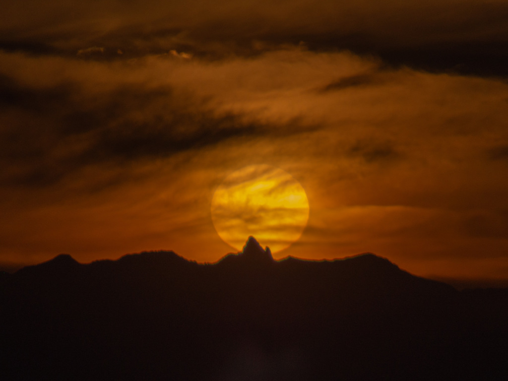 槍ヶ岳に刺さる夕陽