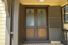 「外交官の家」の扉