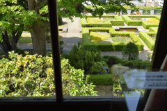「外交官の家」の窓から見える庭園