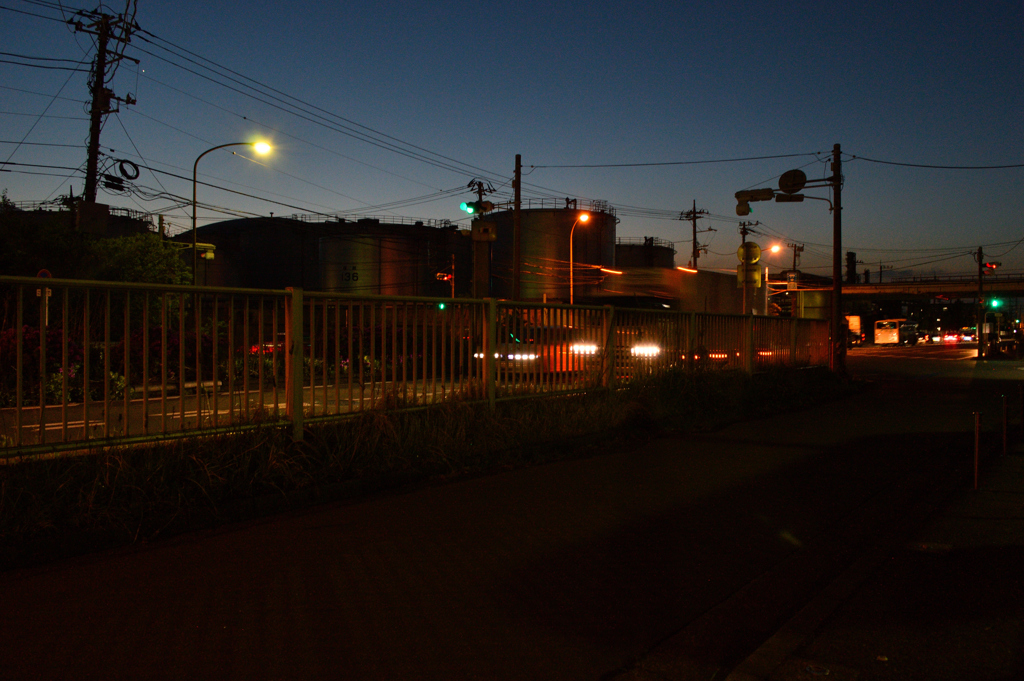 川崎工場日没直後の道路