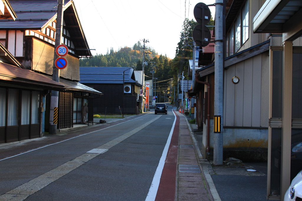 車が一台、歩いているのは一人