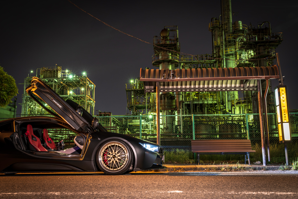 BMW i8 と工場夜景