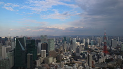 スカイデッキから見た　青い空と雲　そして　東京タワーとスカイツリー。