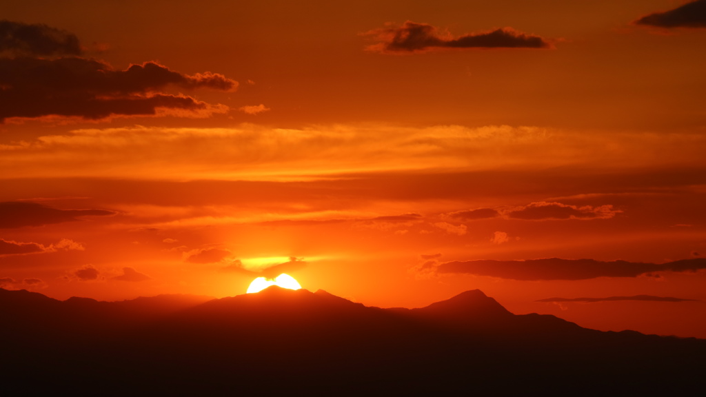 山の彼方に　大きな夕陽