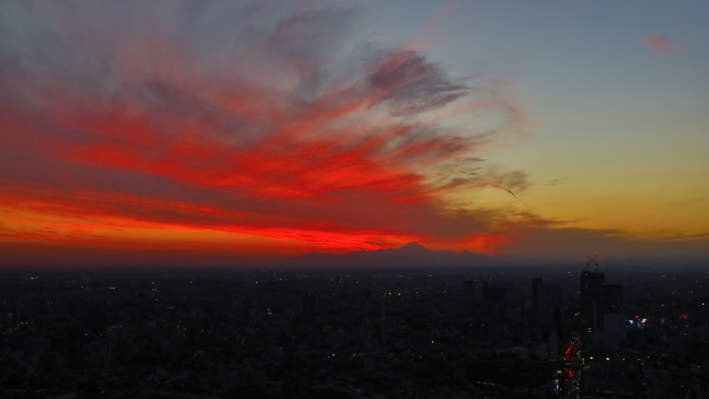 スカイデッキからの夕焼けと富士山　そして　首都高速3号線