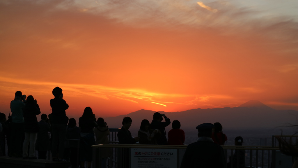 スカイデッキからの夕焼けと富士山