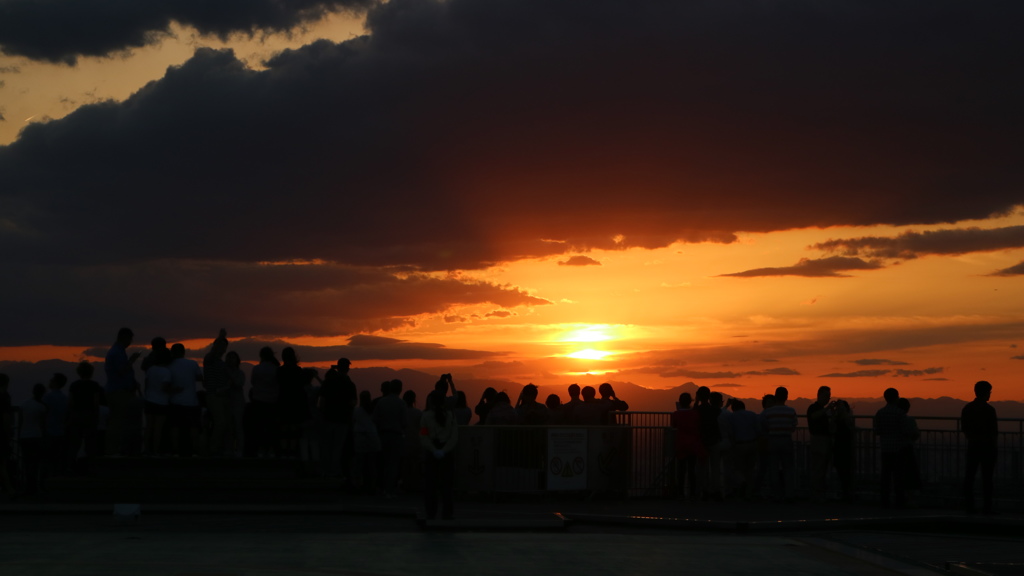 大勢の人たちと見た　夕陽