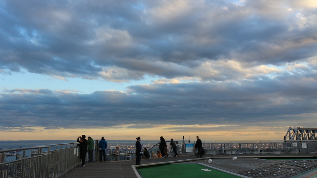 スカイデッキの向こうには東京湾と　羽田空港がこの日は雲が凄く良かった。