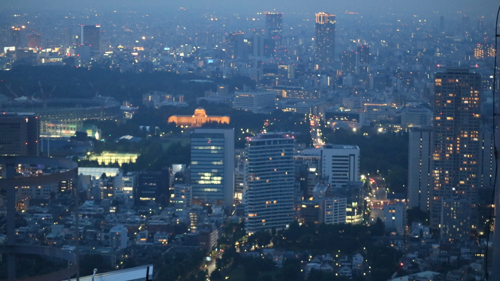 建築中の新国立競技場とライトアップされた　絵画館。