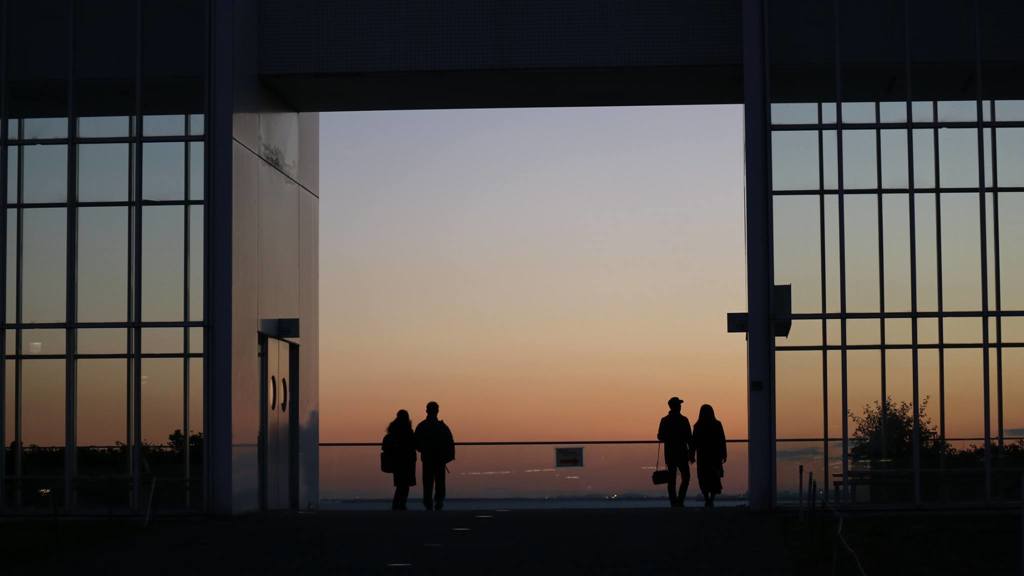 海を見るカップル２組