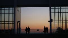 海を見るカップル２組