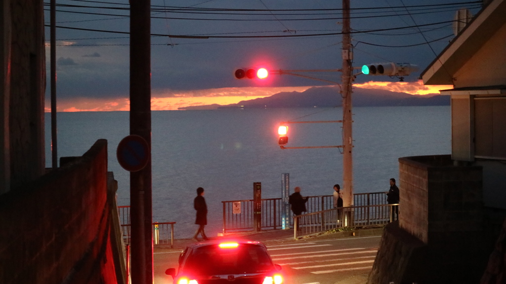 江ノ電　稲村ヶ崎の駅　近く　もうすぐそこには　海。