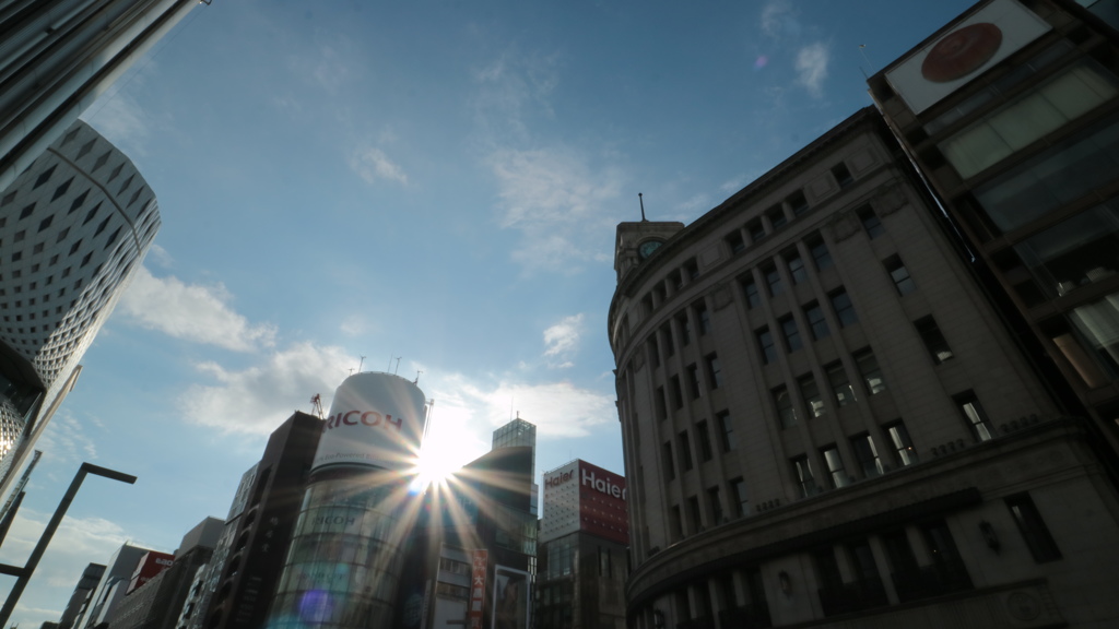 歩行者天国の銀座をブラブラと散歩です。