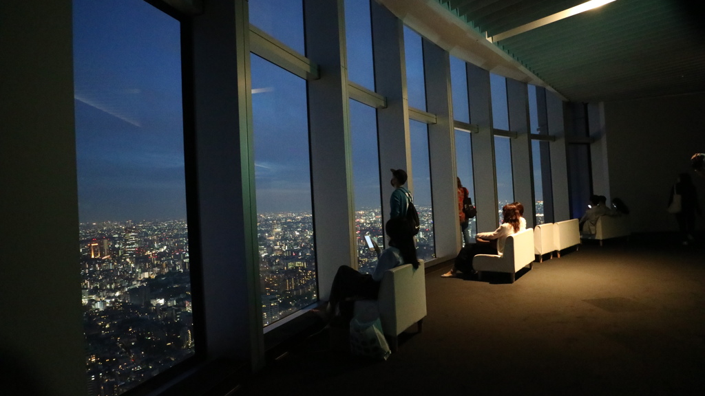 六本木ヒルズ52F展望台　おおきな　ガラス窓から　見た　東京の街並み