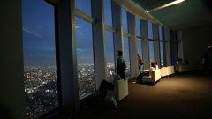 六本木ヒルズ52F展望台　おおきな　ガラス窓から　見た　東京の街並み