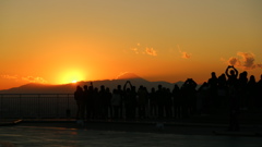 想い出の夕陽　富士山　そして　それを見る　大勢の人たち。