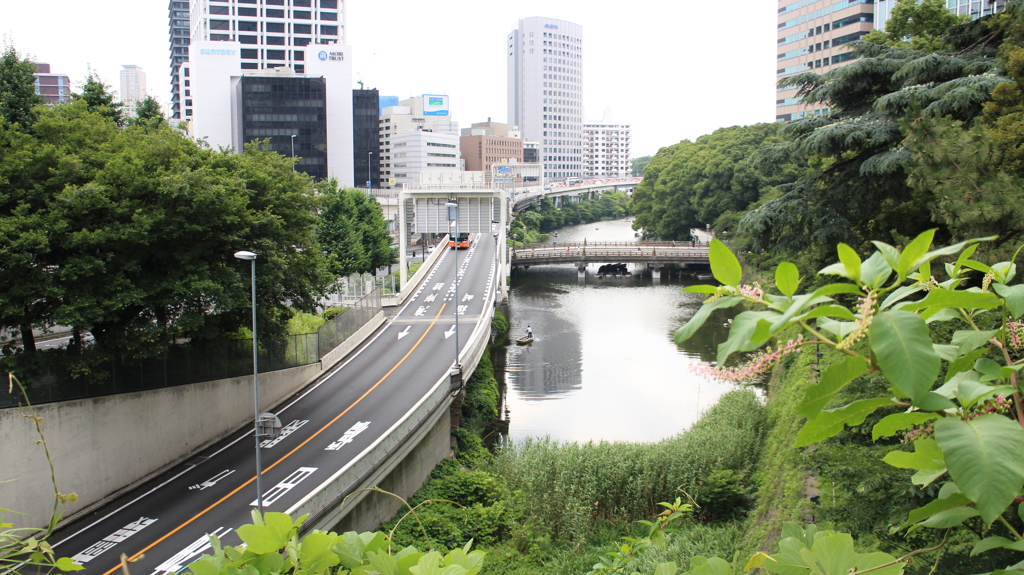紀尾井テラスから見た　弁慶橋ボート場