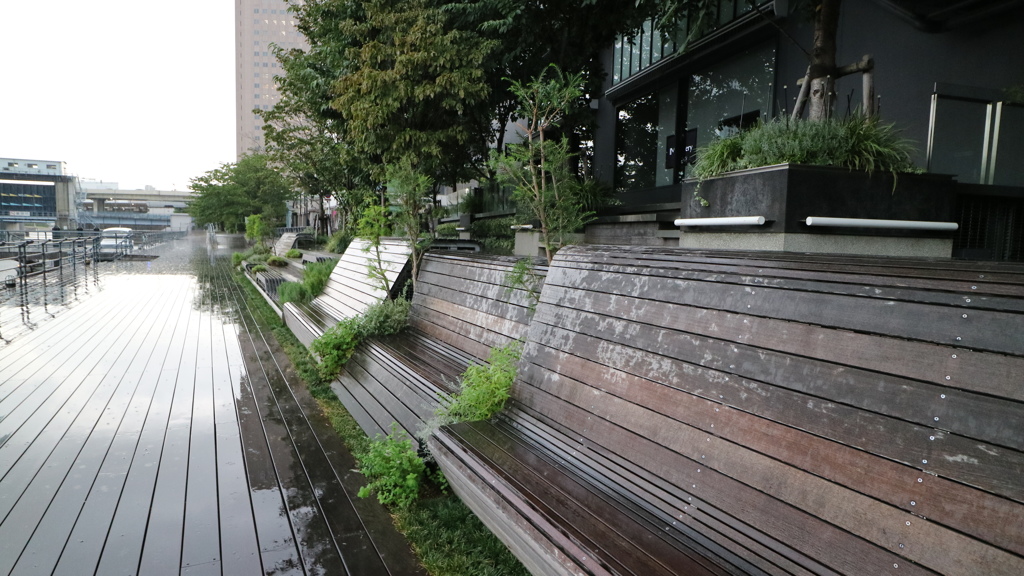 運河のある街のベンチ