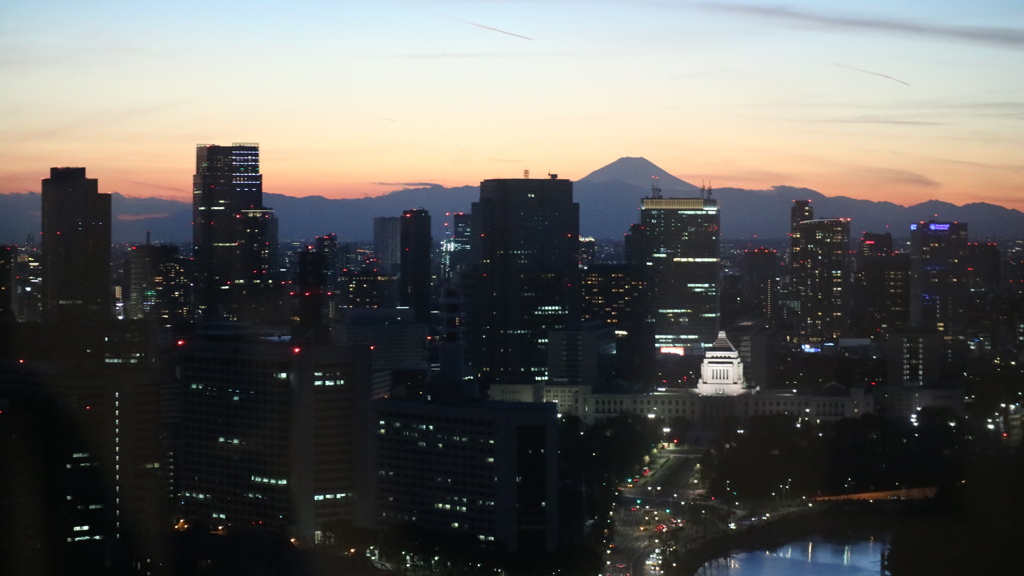 国会議事堂と富士山