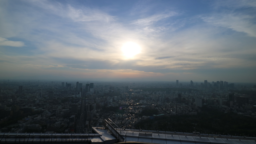 夕陽に照らされた　東京の街並み。