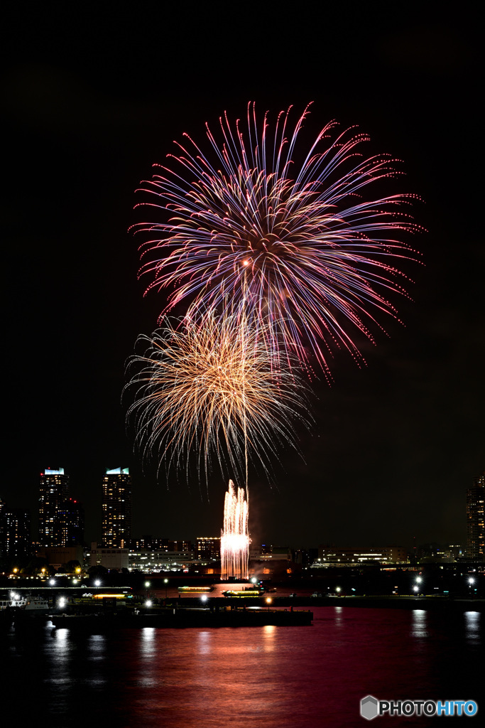 横浜の夜空に