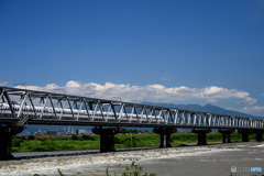 鉄橋を突っ走る新幹線