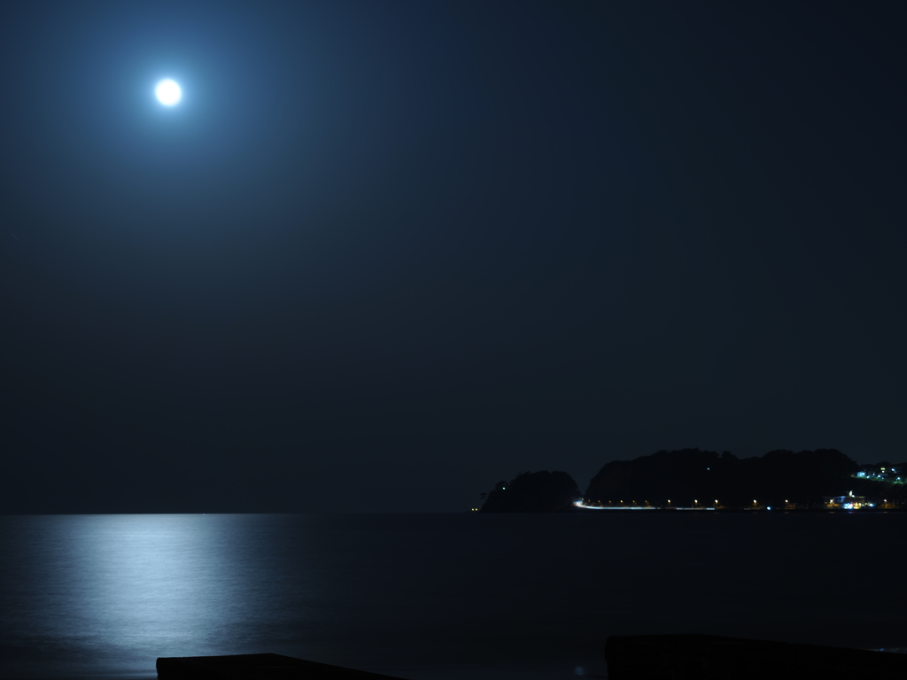 由比ガ浜から月を