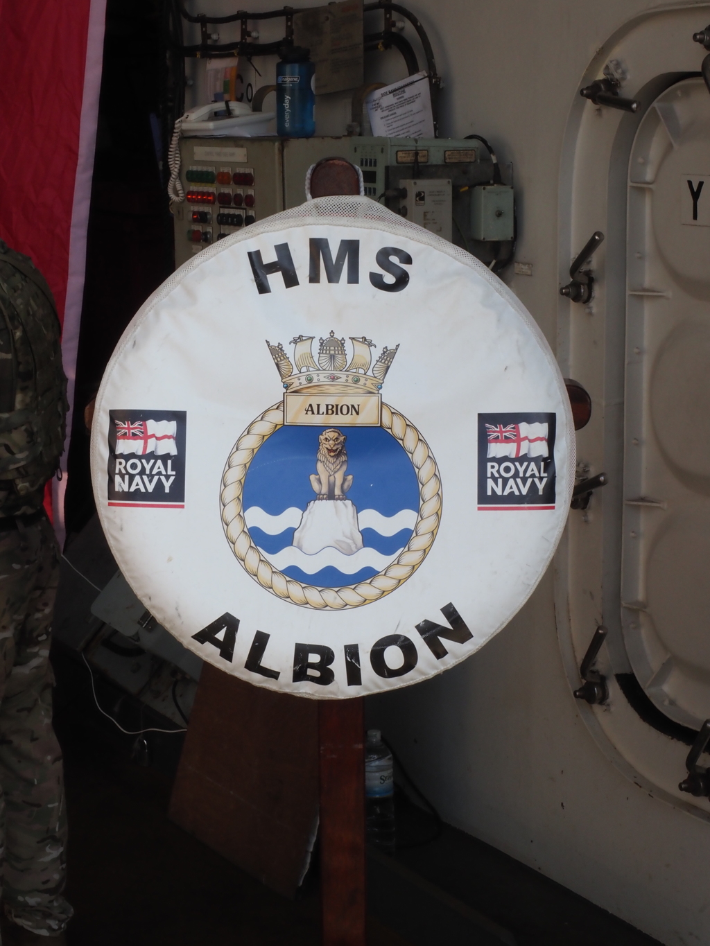 強襲揚陸艦アルビオンの艦名プレート