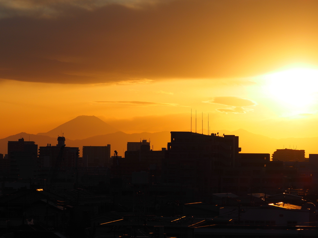 夕焼けに染まる富士山
