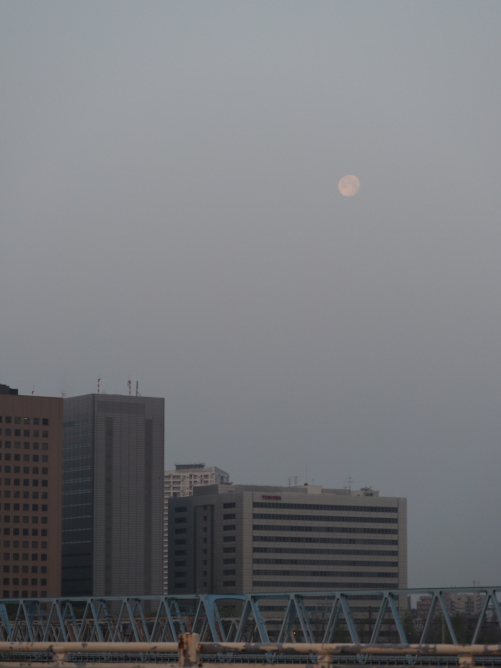 六郷橋から見た朝の月