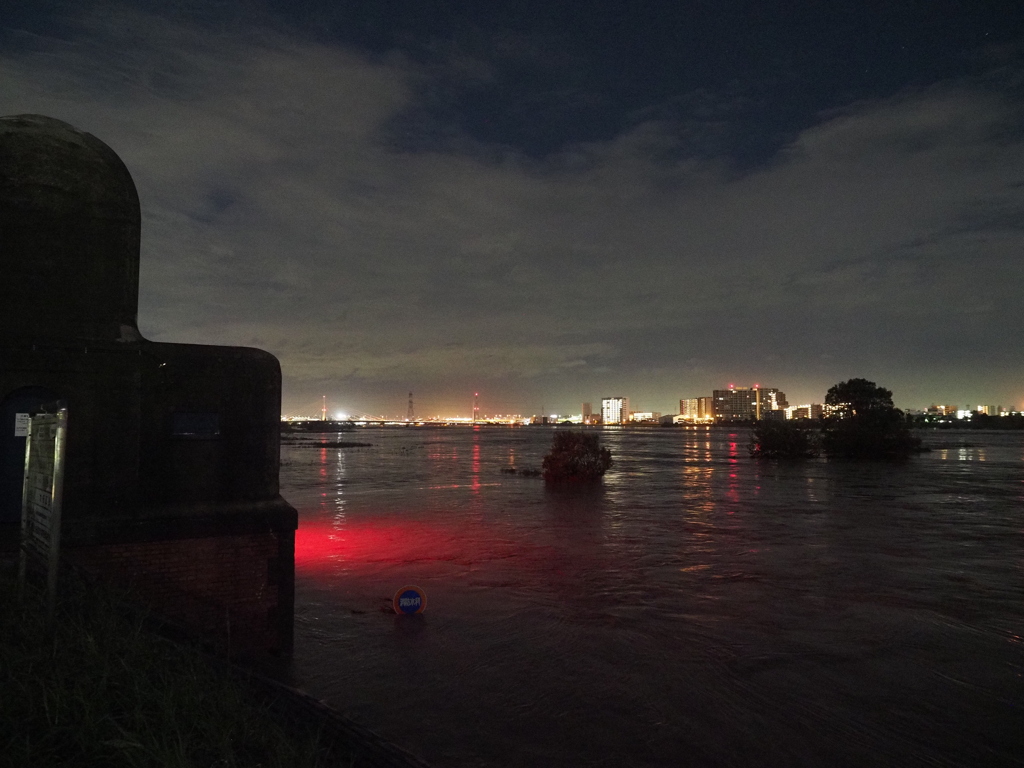 増水した多摩川