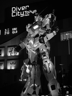 ユニコーンガンダム立像（モノクロ）