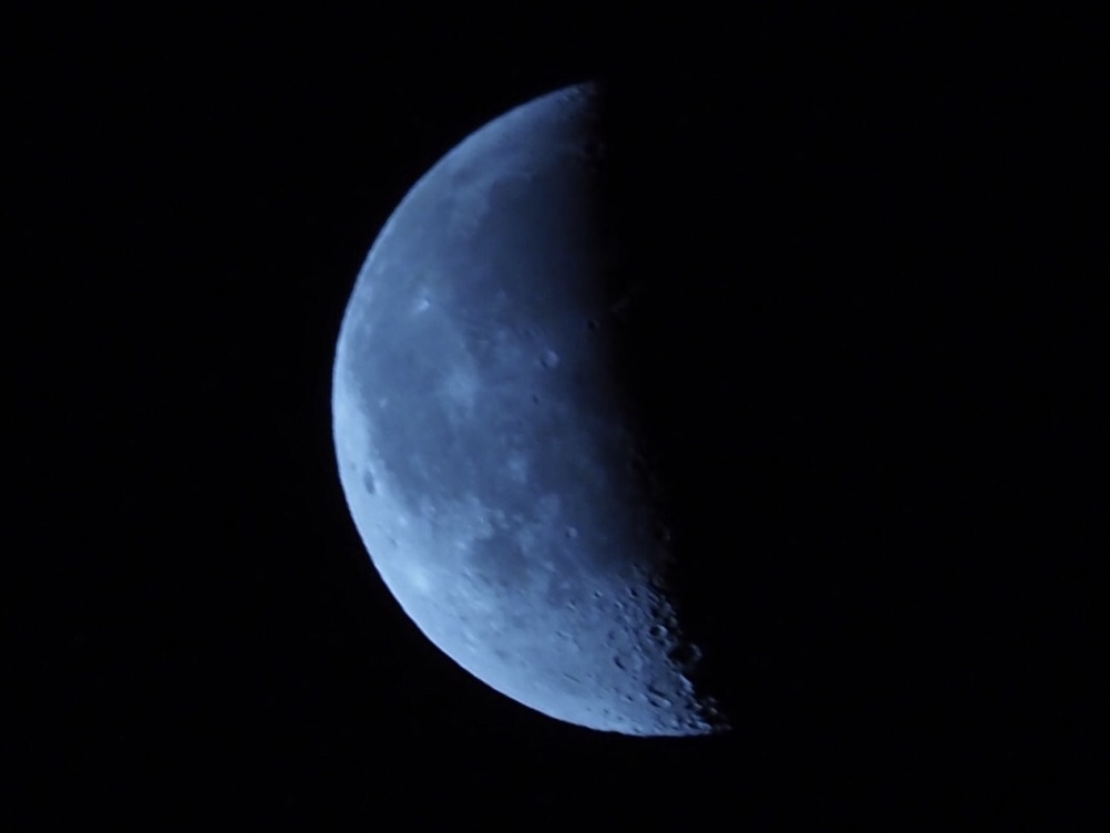 今朝の月（WBは蛍光灯）