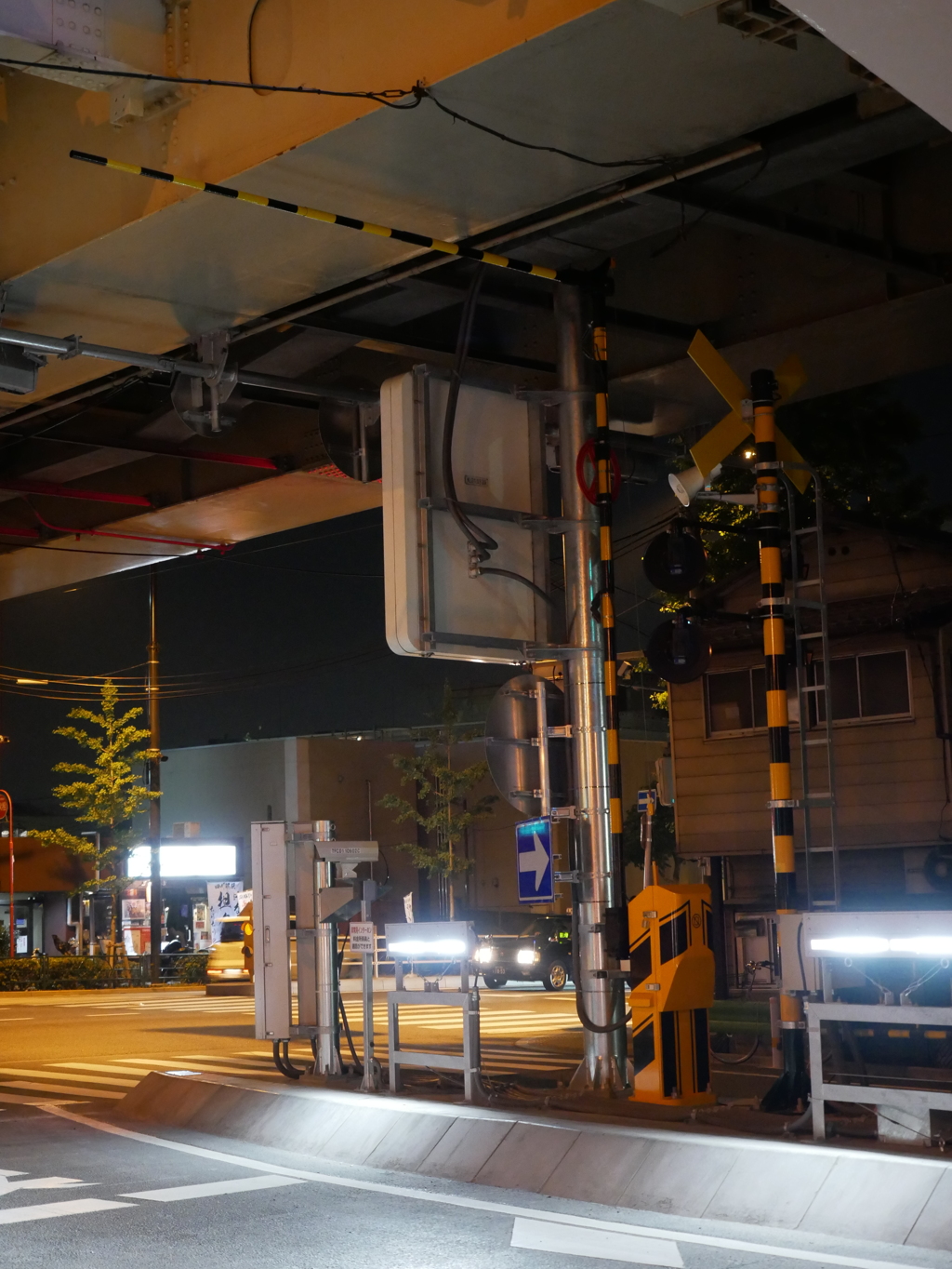 何故ここに遮断機が？？