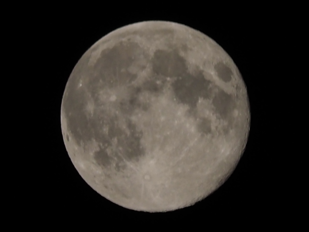 月を手持ち撮影