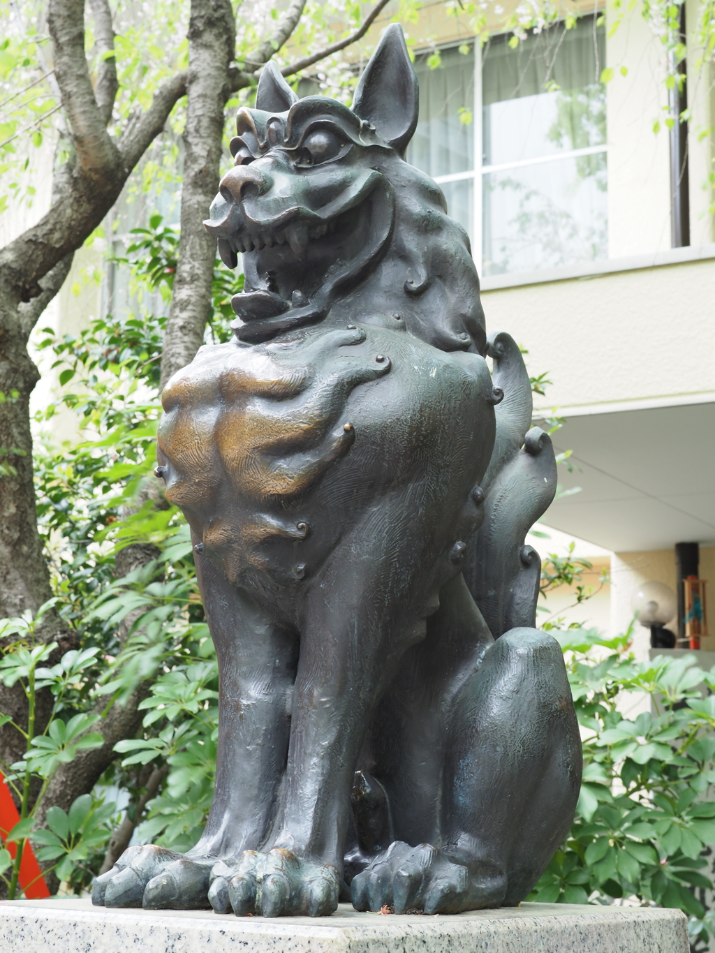 稲毛神社の金属製の狛犬１