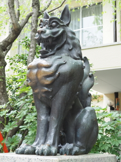 稲毛神社の金属製の狛犬１