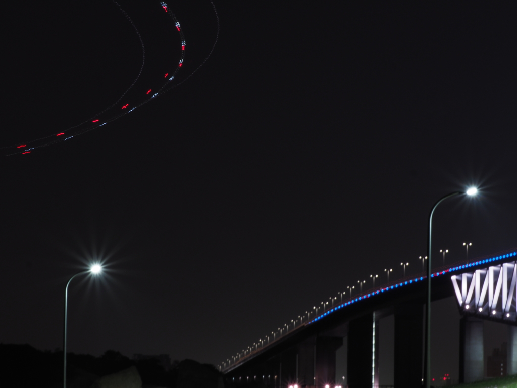 飛行機の航跡とゲートブリッジ